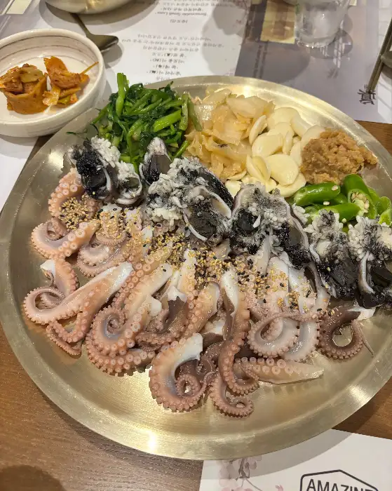 신선한 쭈꾸미와 해산물이 담긴 접시