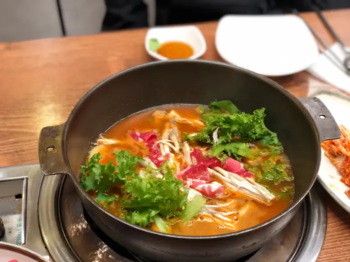 샤브칼국수 냄비와 곁들임 반찬
