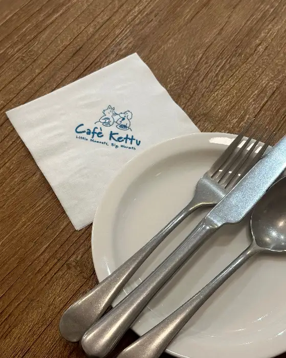 카페 케뚜 로고 냅킨과 커트러리