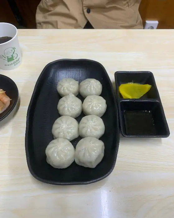 앞접시에 담긴 감자만두와 소스