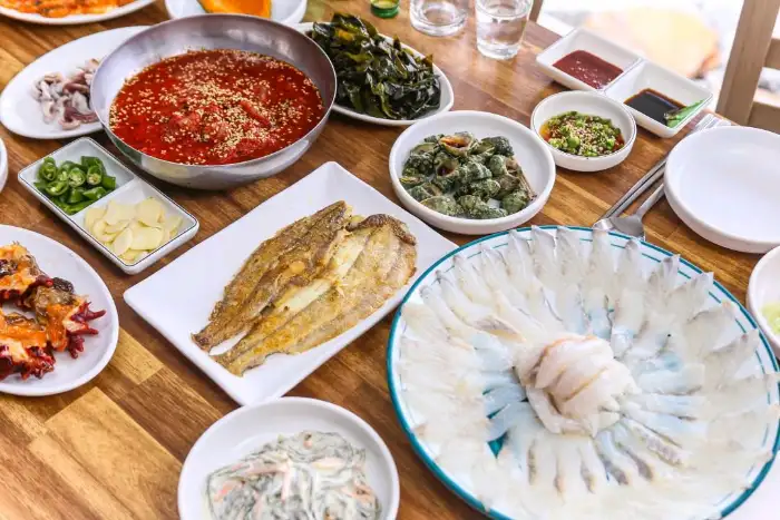 테이블 가득 차려진 해산물과 회
