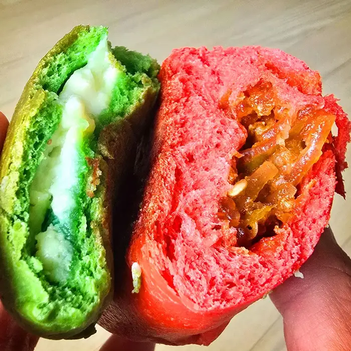 반으로 가른 고추빵 단면