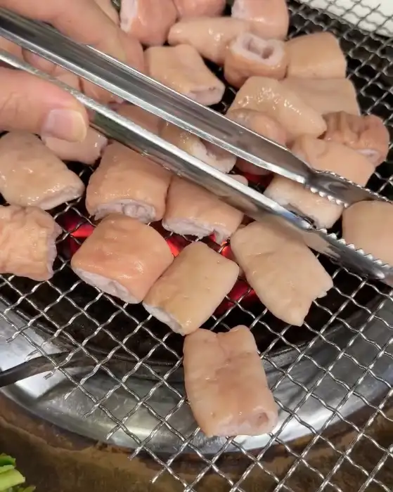 숯불 위에서 지글지글 익어가는 막창