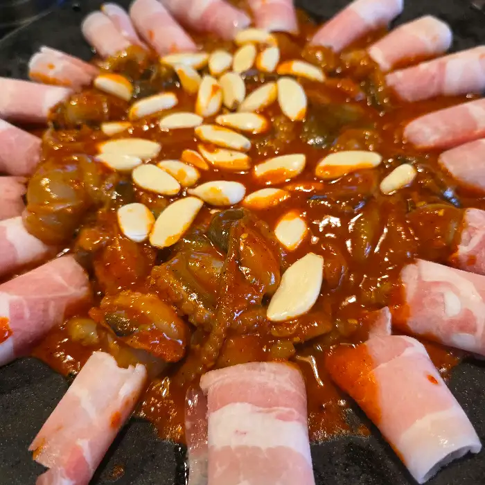 마늘이 곁들여진 쭈꾸미
