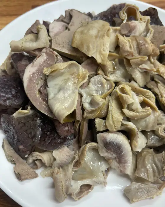 다양한 부위가 섞인 푸짐한 순대와 내장 모둠