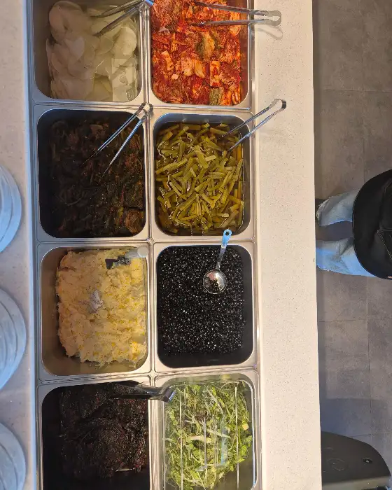 다양한 쌈 채소와 밑반찬