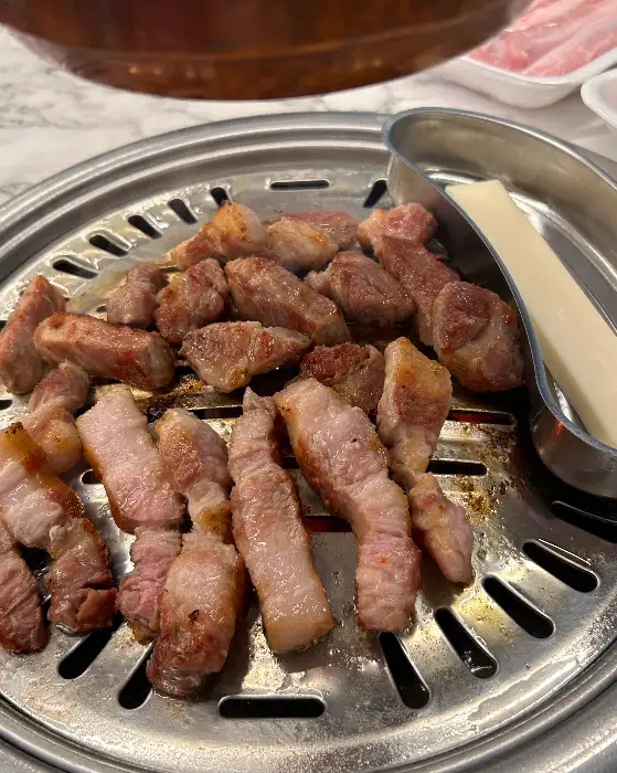 그릴 위에서 노릇하게 익어가는 다양한 부위의 고기들