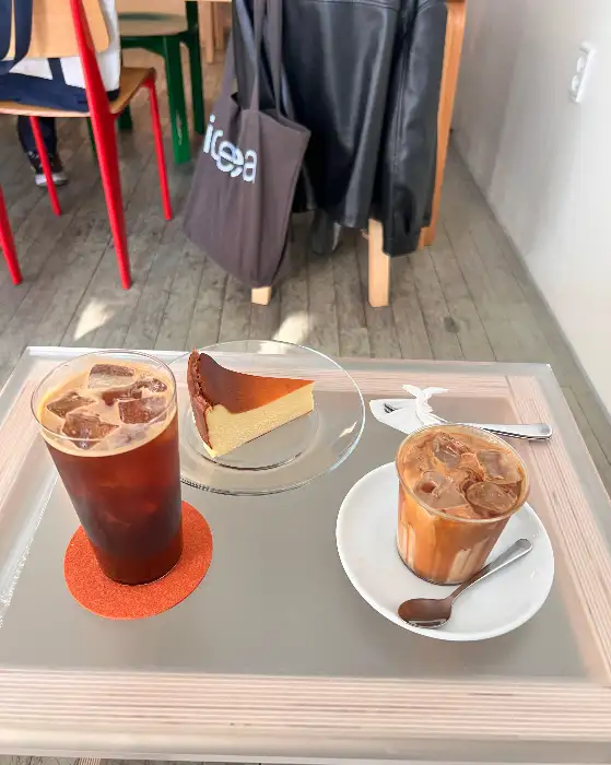 아이스 아메리카노와 케이크