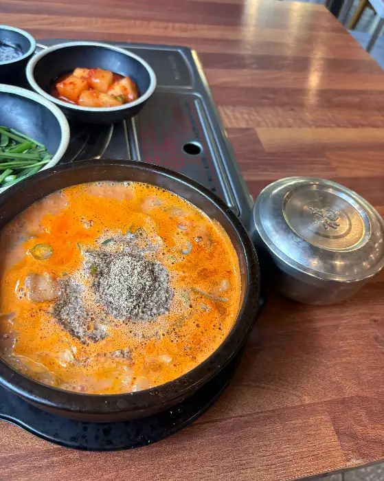 다른 각도에서 본 얼큰한 국물 요리와 반찬들