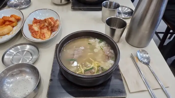 국물이 넉넉한 곰탕 또는 설렁탕