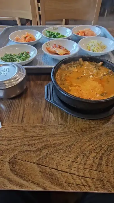 빨간 곰탕과 곁들임 반찬