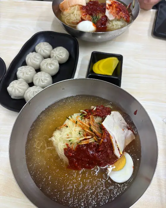 물밀면과 만두, 곁들임 반찬이 함께 나온 모습