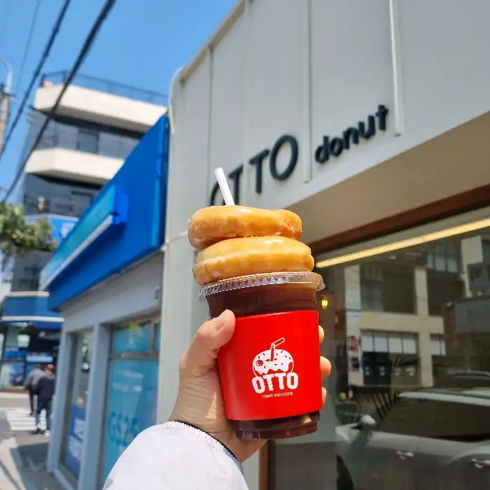 커피잔에 올려진 도넛