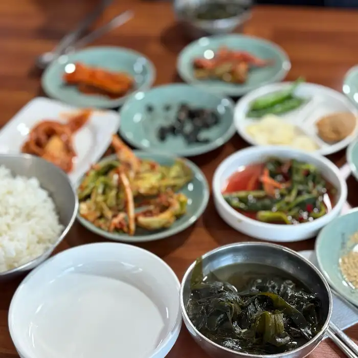 다양하고 정갈한 밑반찬 모습