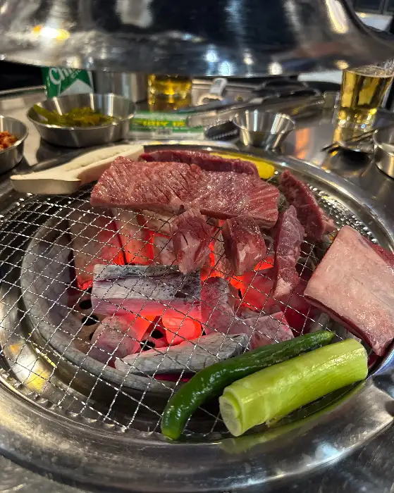 숯불 위에서 익어가는 소고기 조각들