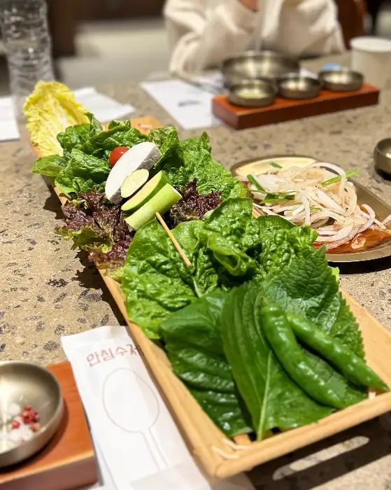 신선한 쌈 채소와 곁들임 반찬
