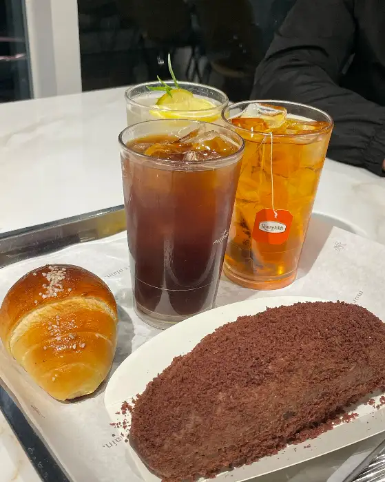 진열된 빵과 음료 사진