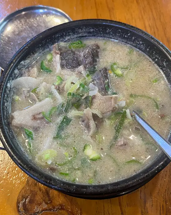 순대와 고기가 푸짐하게 들어있는 순대국밥