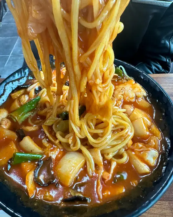 물짜장 비비는 모습