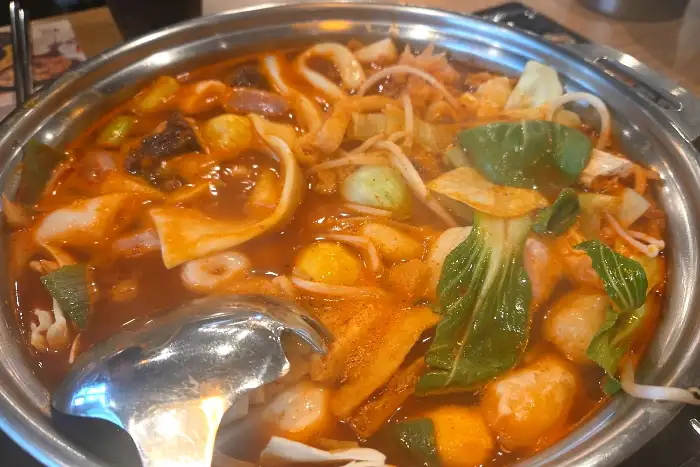 취향에 따라 선택한 재료들로 완성된 먹음직스러운 떡볶이.