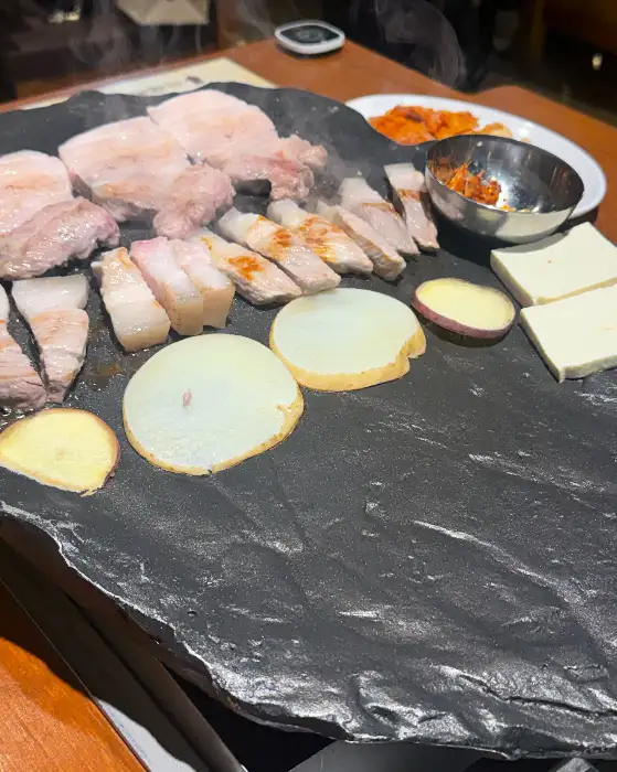 돌판 위에서 익고 있는 고기