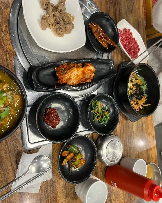 다양한 반찬과 식기가 놓인 식탁 모습