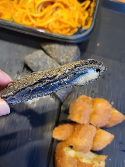 바삭하게 구워진 빵 위에 콩가루와 토핑이 올라간 모습