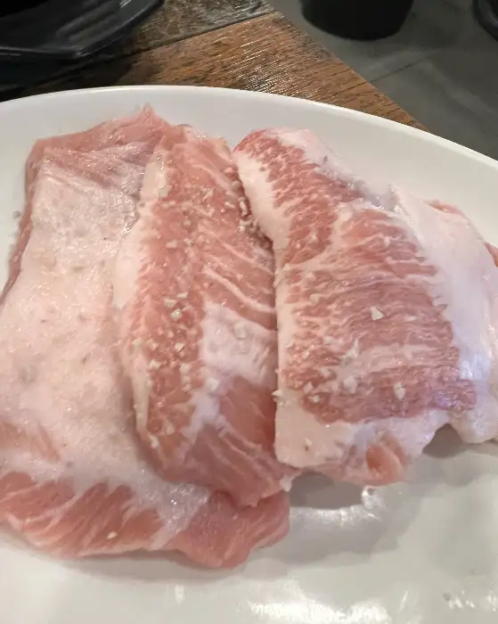 세 덩어리의 두툼하고 신선한 삼겹살
