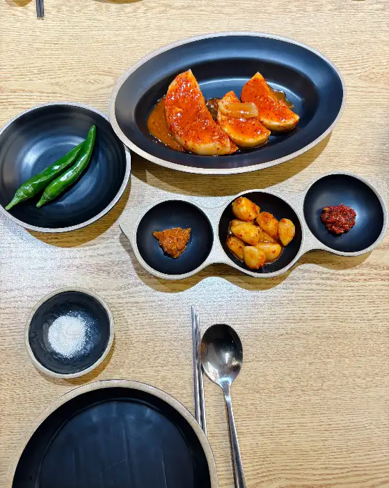함께 나온 샐러드와 닭고기 요리