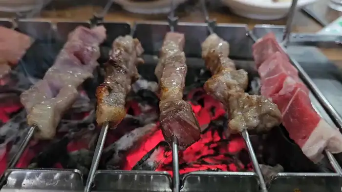 숯불 위에서 구워지는 양꼬치