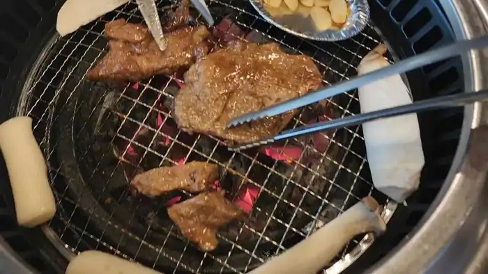 집게로 집어 올린 잘 익은 갈비