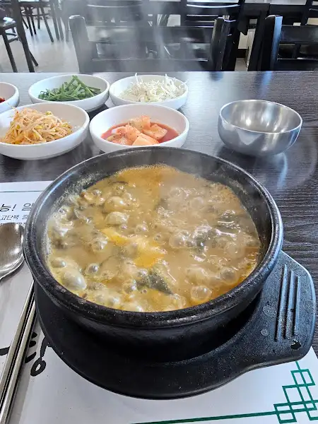 김치찌개 또는 부대찌개로 보이는 찌개