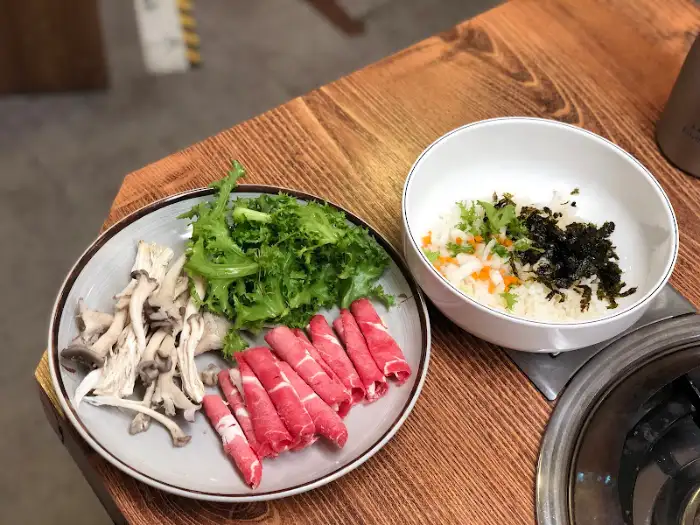 샤브샤브 재료와 밥이 담긴 그릇