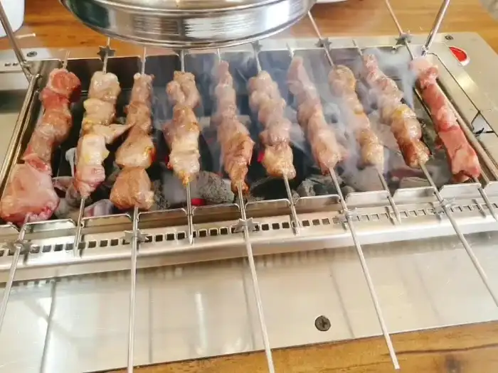 다양한 꼬치들이 숯불 위에서 구워지는 모습