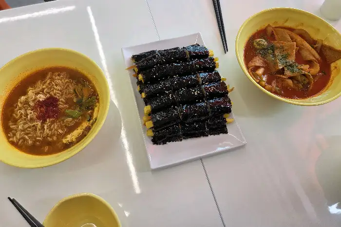 김밥, 떡볶이, 라면이 함께 놓인 상차림