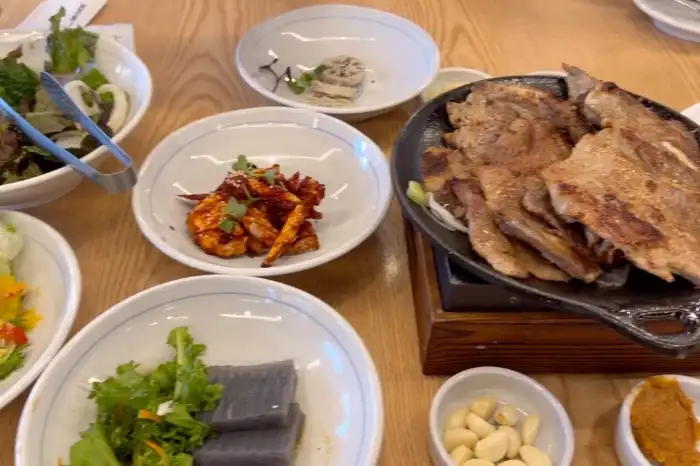 양념에 버무려진 갈비 한 점