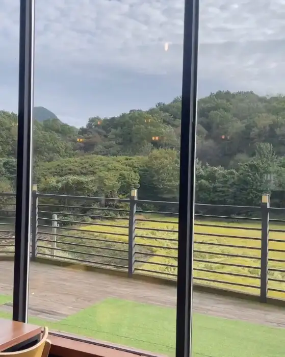 강화도 마리마리 통창 너머의 풍경