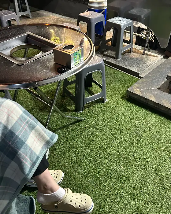 야외 공간의 테이블과 의자
