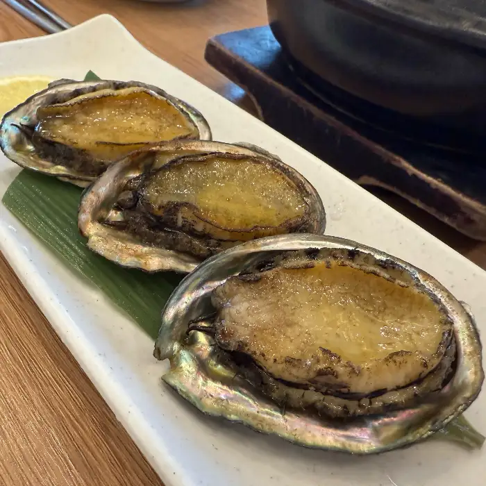 두 개의 전복구이가 접시 위에 담겨 있다.