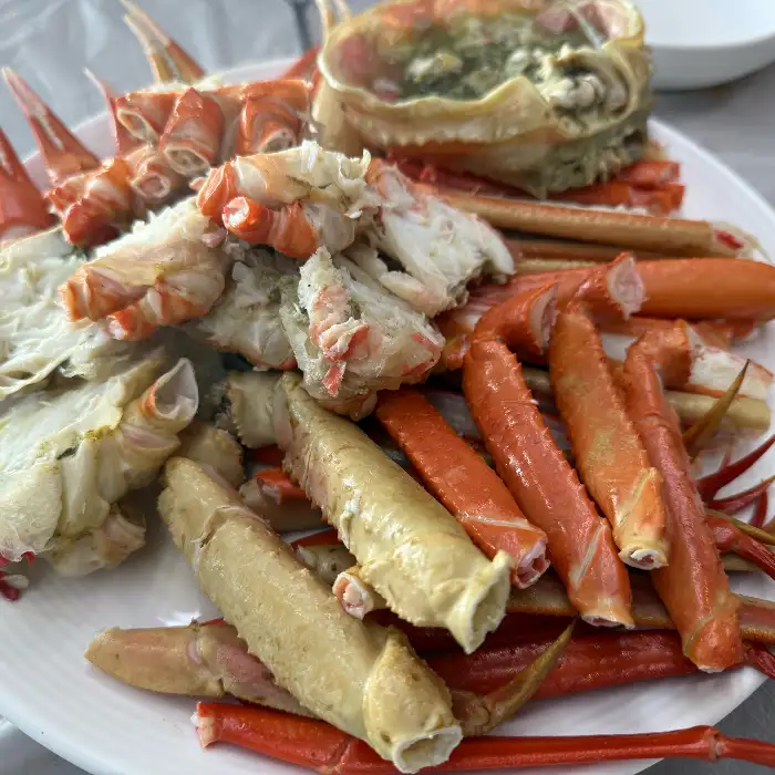 김이 모락모락 나는 대게의 몸통 부분과 꽉 찬 내장이 보입니다. 숟가락으로 내장을 푹 떠서 밥에 비벼 먹으면 맛있을 것 같습니다.