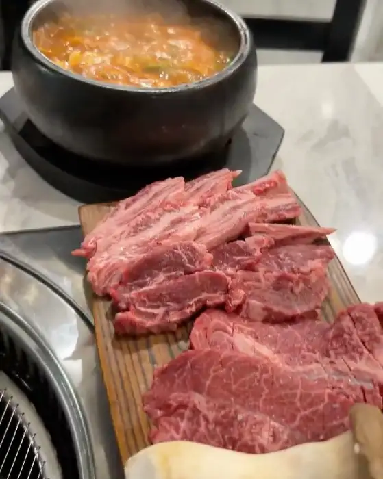 숯불 위에서 맛있게 구워지고 있는 한우 부위들