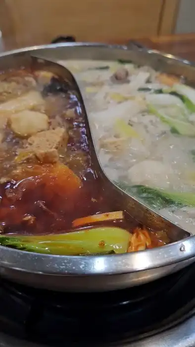 빨간 홍탕과 뽀얀 백탕이 담긴 훠궈 냄비