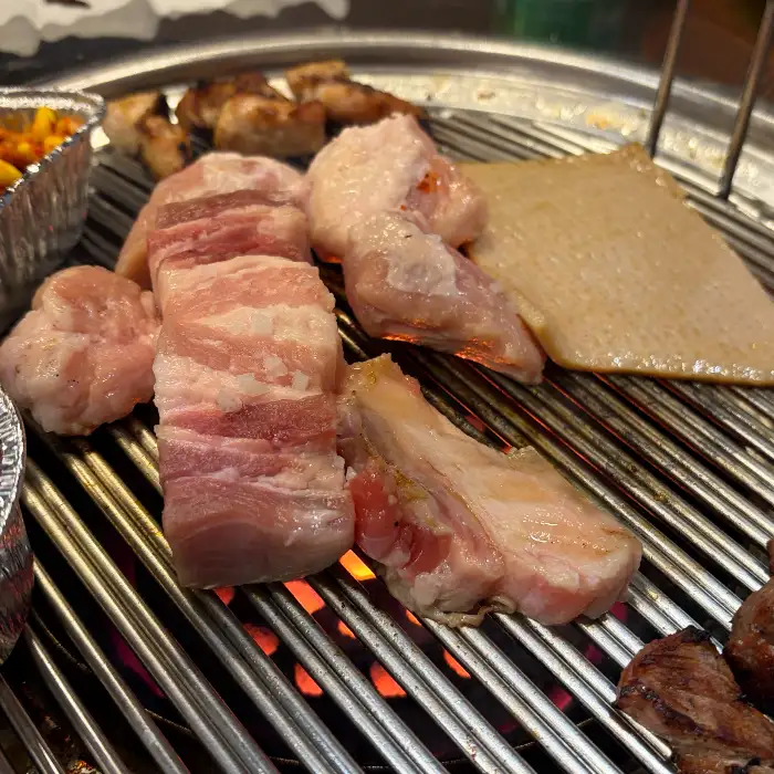 두툼한 삼겹살과 목살 조각들