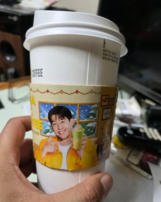 손에 들린 메가커피 컵