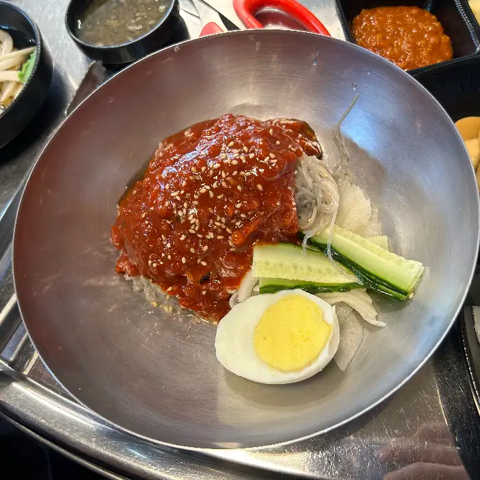 매콤한 비빔냉면