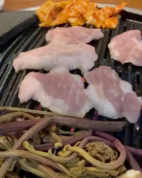 고반식당 마곡점의 삼겹살과 갓김치