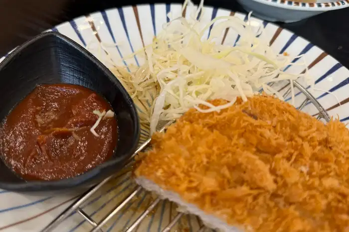바삭한 돈까스와 샐러드