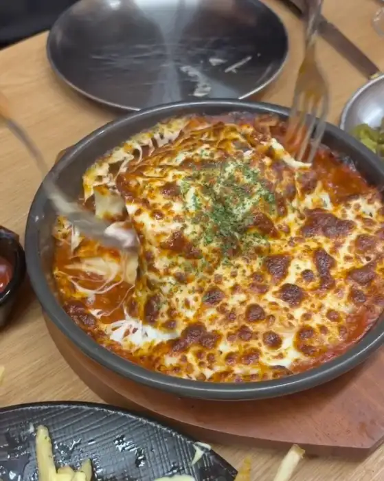오븐 스파게티를 포크로 떠내는 모습