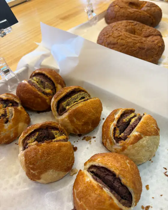 초콜릿 필링이 보이는 빵