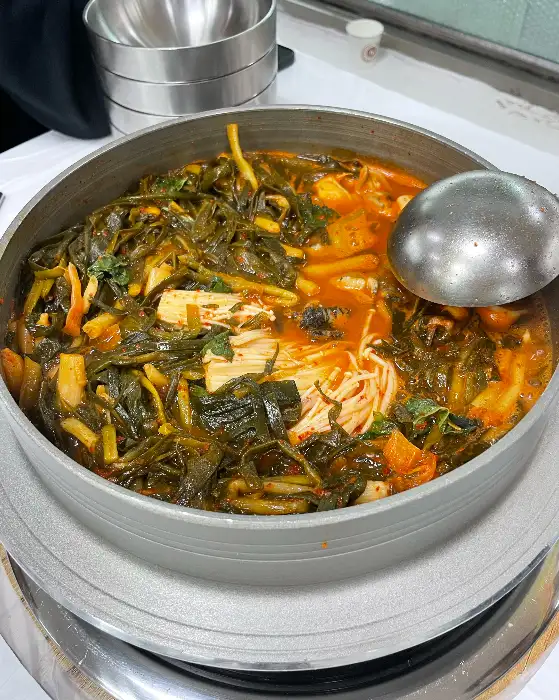 김치와 채소가 듬뿍 들어간 탕